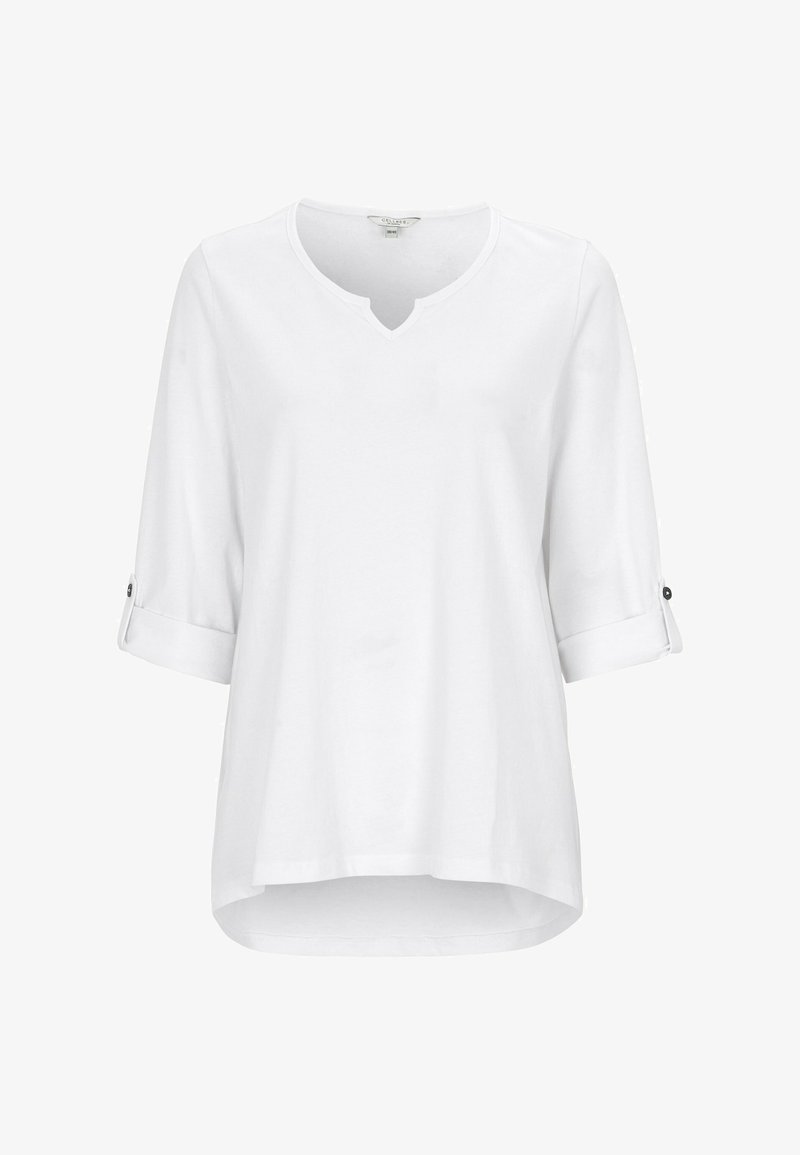 Hvid top med trekvartærmer lavet af blødt materiale. V-halsdesign med rullede ærmer og knapdetaljer, der har en let buet nederste kant.