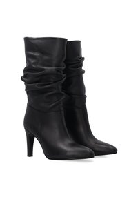 Czarne skórzane buty na wysokim obcasie z luźnymi cholewkami, spiczastym noskiem i gładką fakturą. Obcasy mają około 3 cale wysokości.