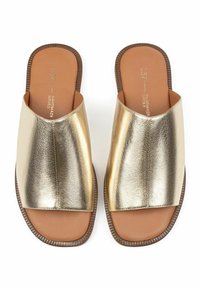 Sandali a ciabatta open-toe, con tomaia metallica dorata, superficie liscia e suola in gomma marrone con bordo rigato.