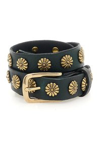 Bracciale in pelle verde con accenti di fiori in metallo dorato, fibbia dorata e superficie texturizzata. Inclusi due chiusure a scatto regolabili.