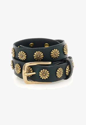 Bracciale in pelle verde con accenti di fiori in metallo dorato, fibbia dorata e superficie texturizzata. Inclusi due chiusure a scatto regolabili.
