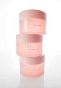 Barattoli rosa impilati etichettati "Abib PDRN collagen overnight mask" con una finitura liscia e traslucida e scritte argentate, ciascuno contenente 80 mL.