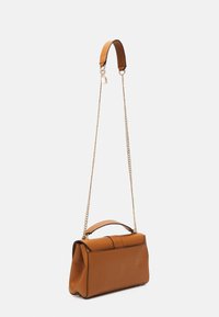 Bruine leren handtas met een gestructureerde vorm, een korte bovenhandgreep en een lange kettingriem. Bevat een omslagklep en minimale stiksels.