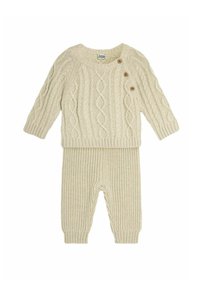 Beige gebreid set bestaande uit een sweater en een broek, met een kabelbreisels ontwerp, drie houten knopen en ribbeltextuur op de manchetten en de zoom.