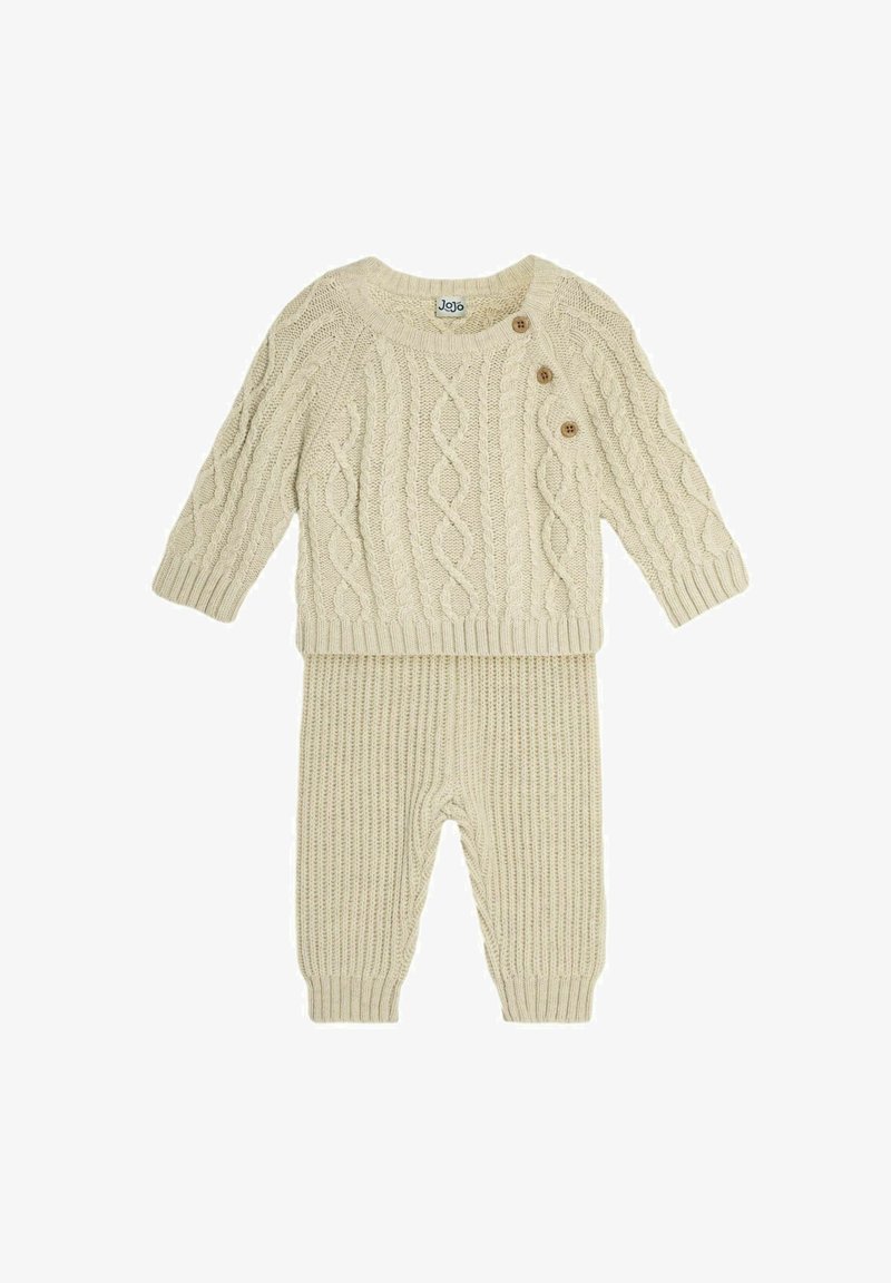 Bežani pleteni komplet s puloverom i hlačama koji se odlikuje dizajnom s pletenicom, tri drvene tipke i rebrastom teksturom na manžetama i rubu.