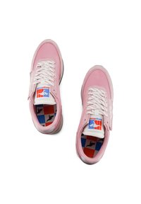 Sneakers rosa in pelle liscia, con lacci bianchi e linguetta imbottita. La soletta presenta un motivo geometrico colorato. Suola in gomma.