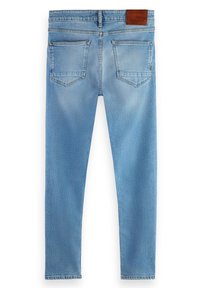 Jeans de denim azul claro con un corte ajustado, que cuentan con bolsillos traseros y una etiqueta de cuero en la cinturilla. Textura suave y diseño ligeramente descolorido.