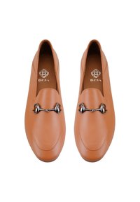 TAN-Leder-Loafer mit einem schlanken, runden Design, das eine einzigartige silberne Hardware-Akzentuierung über dem Obermaterial und eine glatte Oberfläche aufweist.