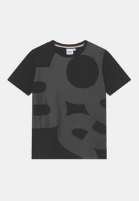 Zwarte T-shirt van katoen, met grote grijze abstracte vormen en een subtiele merklabel aan de linkerkant nabij de zoom.