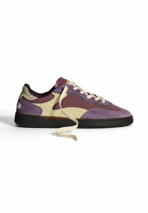 Sneakers bas en violet, beige et bordeaux avec des lacets beiges, une semelle noire, et des matériaux en daim et en tissu sur fond blanc.