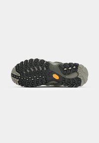 Zewnętrzna podeszwa sneakersów z teksturowanej czarnej gumy, z logo Vibram i akcentem pomarańczowym. Posiada wielokierunkowe wypustki dla lepszej przyczepności.