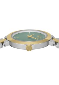 Orologio con cassa in tonalità argento e oro, quadrante verde, lancette delle ore e dei minuti in oro, tre indicatori in cristallo e una corona prominente. Bracciale a maglie in metallo.