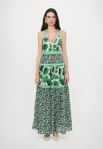 Maxi-jurk met een diepe V-hals, groene bloemenpatronen, gelaagd ontwerp en groene en witte gestreepte accenten. Textuurstof met een vloeiende vorm.