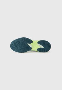 Semelle de chaussure avec une surface en caoutchouc bleu texturé, dotée d'un motif distinctif et d'une section vert clair au centre pour une adhérence renforcée.