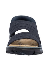 Tongs navy à enfiler avec trois brides en tissu texturé, semelle intérieure rembourrée et semelle en caoutchouc antidérapante. Dotées d'un talon rembourré et d'un design léger.