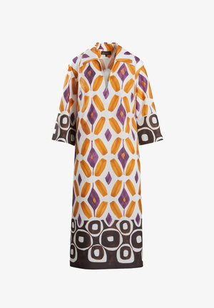 Vestido de estampado floral con base blanca. Presenta formas geométricas en naranja, morado y negro. Ajuste suelto con cuello y mangas de tres cuartos.
