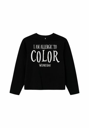 Schwarzshirt mit langen Ärmeln und weißem Text: "ICH BIN ALLERGISCH AUF FARBE MITTWOCH." Rundhalsausschnitt und lässiger Schnitt. Hergestellt aus weichem, atmungsaktivem Stoff.