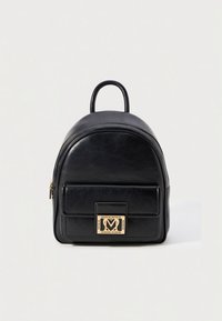 Melnas mākslīgās ādas mugursoma ar noapaļotu formu, priekšpusē kabata un zelta toņa logotipa plāksnīte. Rāvējslēdzēja aizdare, augšējā rokturis nēsāšanai.