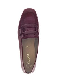 Bordeaux lederen loafer met een glanzende afwerking, vierkante neus en decoratieve banddetails. Heeft een geïsoleerde inlegzool en een platte buitenzool.