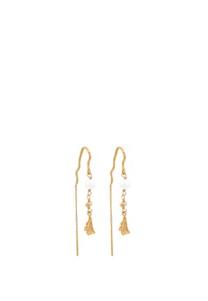 Pendientes colgantes de oro con una pequeña perla blanca y dijes en forma de hoja que cuelgan de cadenas delgadas.