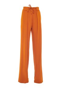 Pantalons larges en tissu orange vif, dotés d'une taille haute avec un cordon de serrage, et de plis avant complexes pour plus de texture.
