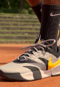 Nike Performance COURT LITE 4 - Tenisice za sve terene - black/laser orange/wolf grey/white