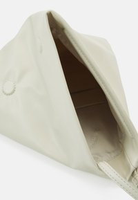 Calvin Klein BROOK CLUTCH - Delninukė - dk ecru