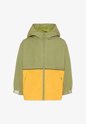 Giacca antivento in verde oliva e giallo senape, con chiusura a zip, cappuccio e tasche. Texture liscia con blocchi di colore a contrasto.