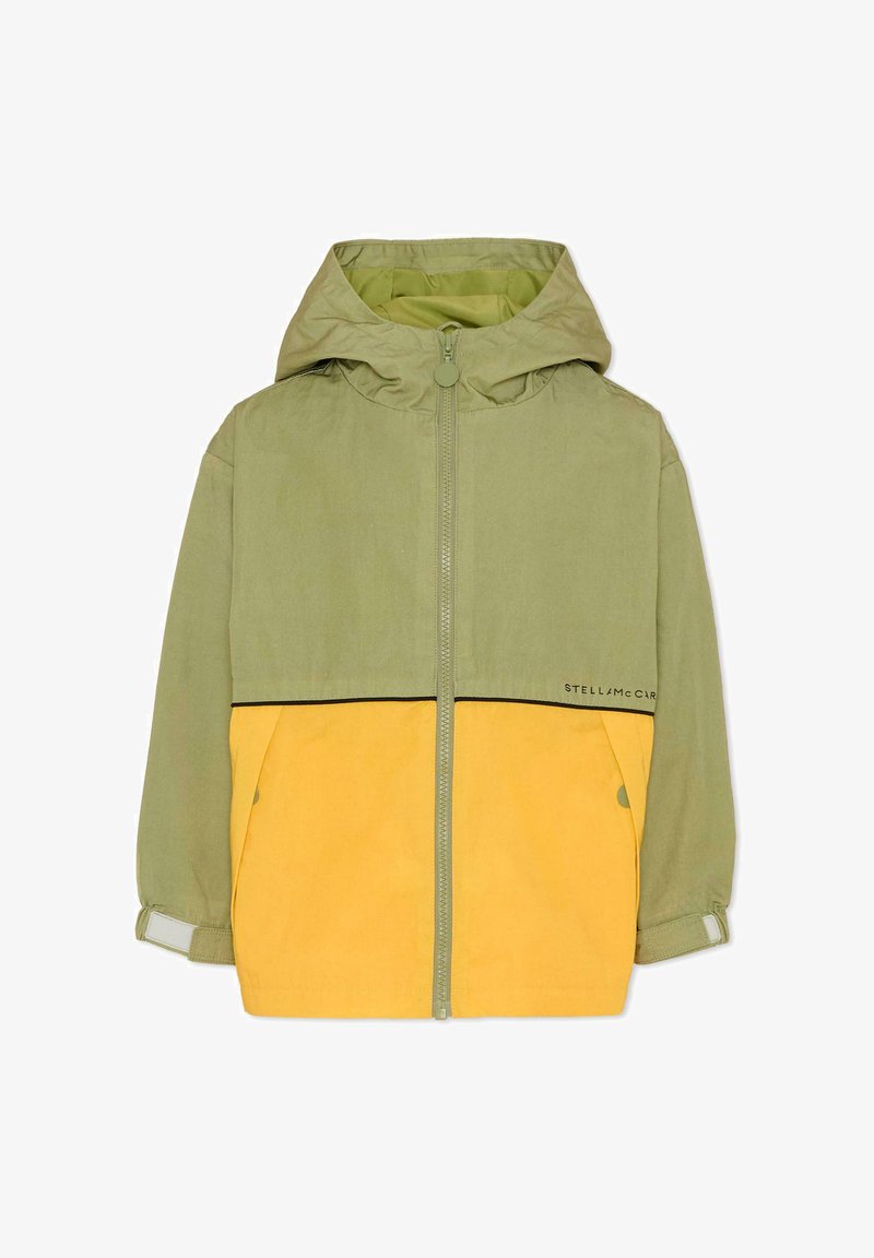 Kurtka wiatrówka w oliwkowej zieleni i musztardowej żółci, z zamkiem błyskawicznym, kapturem i kieszeniami. Gładka tekstura z kontrastowymi blokami kolorów.