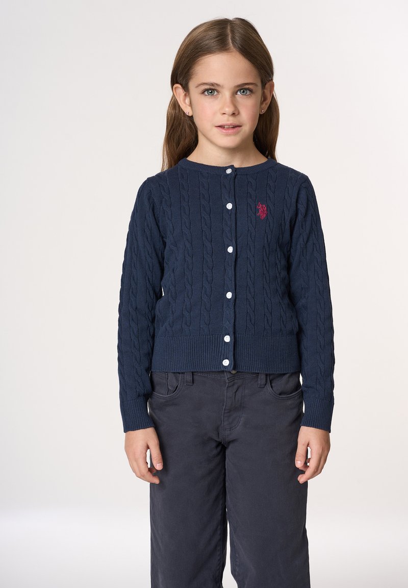 Cardigan blu navy lavorato a maglia con motivo a trecce, maniche lunghe, scollo arrotondato e bottoni bianchi. Presenta un piccolo logo rosso sul lato sinistro.
