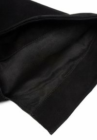 Czarna wnętrze torby zamszowe o gładkiej fakturze, z przeszywanymi krawędziami i czystym, minimalistycznym wzornictwem.