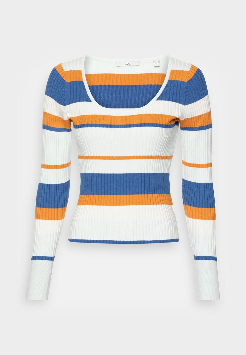 Pull en maille côtelée à manches longues avec larges rayures horizontales bleu, orange et blanc, doté d’un large col carré.
