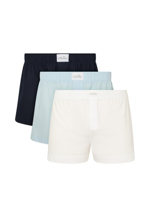 Kolme meeste elastse vöökohaga bokserit mustas, helesinisas ja valges, kihiliselt üksteise taga valgel taustal.