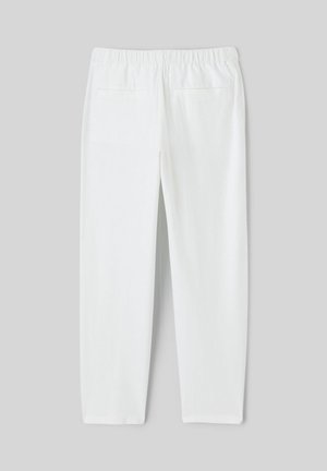 Pantalon blanc à taille élastique avec jambes droites et deux poches arrière sur fond gris.