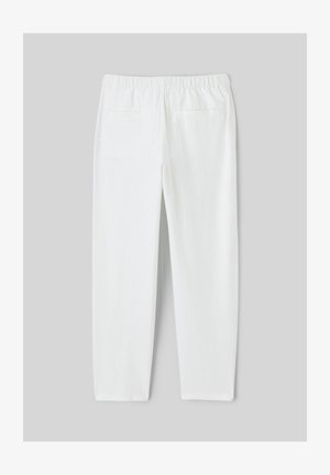Pantalon blanc à taille élastique avec jambes droites et deux poches arrière sur fond gris.