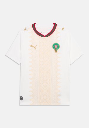 Weißes Fußballtrikot mit grünem und rotem V-Ausschnitt, goldenen Puma-Logos, Wappen der marokkanischen Nationalmannschaft und dezentem geometrischem Muster auf der Vorderseite.