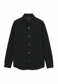 Cămașă neagră cu mânecă lungă dintr-un material moale, cu guler clasic, două buzunare pe piept și închidere cu nasturi frontali cu accesorii argintii.