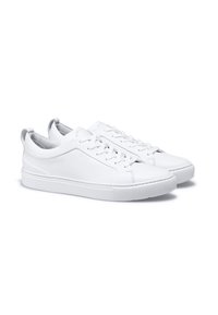 Sneakers bianchi in pelle con design a bassa cima, chiusura con lacci frontale, pannelli laterali testurizzati e suola in gomma. Accenti grigi chiari sul tallone.