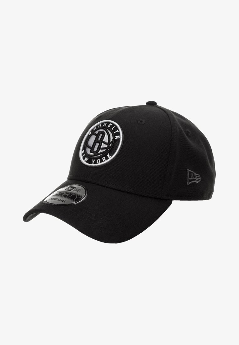Cappellino da baseball nero in tessuto, con un logo rotondo di Brooklyn in ricamo bianco e argento sulla parte anteriore, dotato di fascetta regolabile.