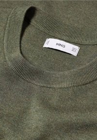 Olivengrøn crew neck sweater med ribbet krave og nederkant. Mærket viser brandet "MNG" og størrelsesoplysninger. Blød strik med subtil glans.