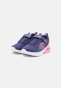 Lilla sportssko med netstof, pink detaljer, struktureret design og justerbar rem; har en hvid sål med luftdæmpning.