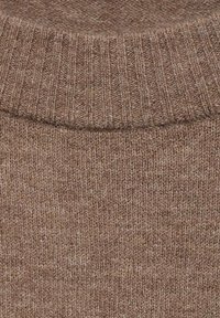 Maglione marrone lavorato a maglia con un colletto a coste. La texture è morbida, presentando un aspetto leggermente меланж con fibre variegate.