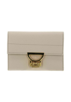 Portefeuille en cuir beige avec fermoir en métal doré et nom de la marque "Coccinelle" gravé au centre à l'avant.