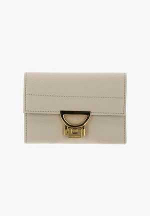 Portefeuille en cuir beige avec fermoir en métal doré et nom de la marque "Coccinelle" gravé au centre à l'avant.