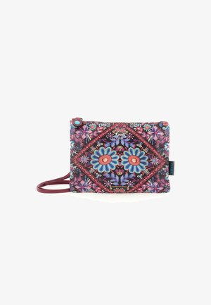 Clutch in tessuto multicolore con ricami floreali, motivo a diamante, dettagli bordeaux e una tracolla. Presenta una chiusura con zip e logo.