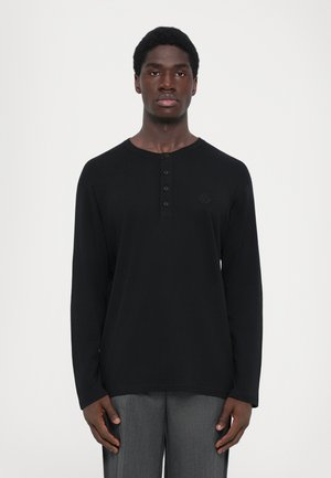 - Bluzka z długim rękawem