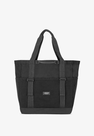 Svart tygväska gjord av slitstarkt tyg, med två robusta handtag, en framficka och en strukturerad design med en logopatch.