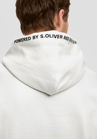 s.Oliver MIT LABEL - Sportinis megztinis - weiß