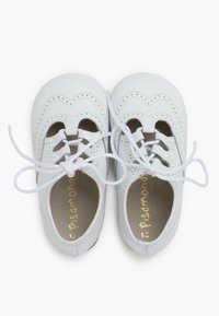 Scarpe in pelle bianca con dettagli perforati, forma arrotondata e lacci bianchi. L'interno presenta testo dorato. Fianchi aperti per una migliore traspirabilità.