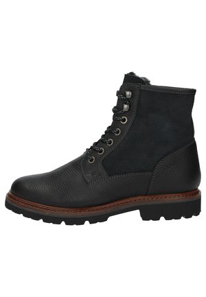 Bottines en cuir noir et en daim avec une finition texturée, bout rond, fermeture à lacets sur le devant, et semelle robuste avec des accents de couture marron.